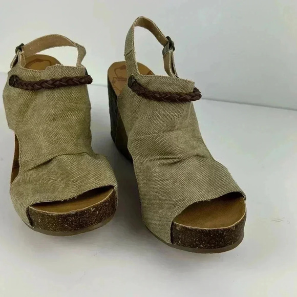 BLOWFISH NWOT SIZE 10 TAN DENIM FABRIC WITH BROWN LEATHER TRIM WEDGE - Picture 1 of 9